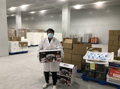 潜江龙虾老板 转型电商自救 打包发快递双手磨破皮